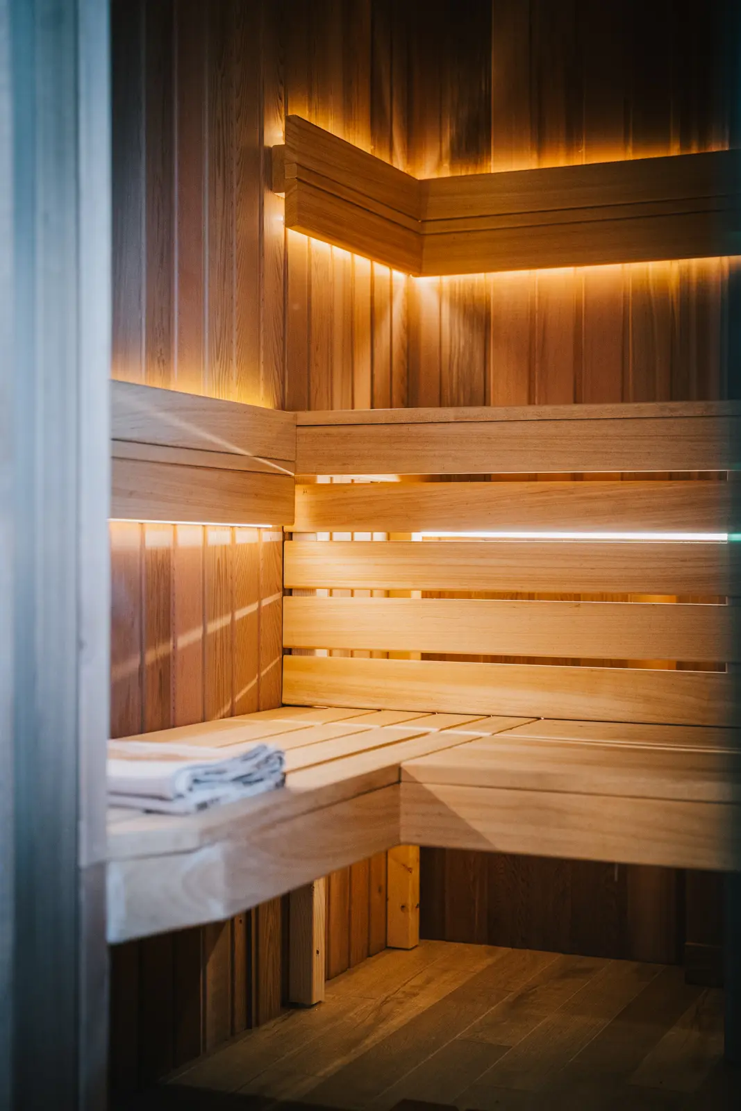 Sauna fińska z podświetlanymi ławkami